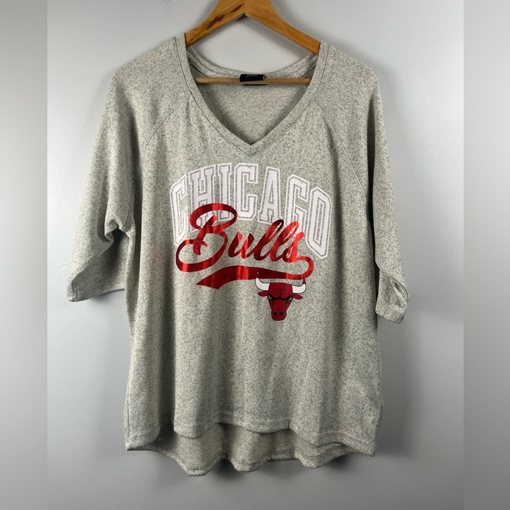 New Chicago Bulls Shirt Women's Large Gray Knit 3/4 Sleeve V-Neck Metallic Logo